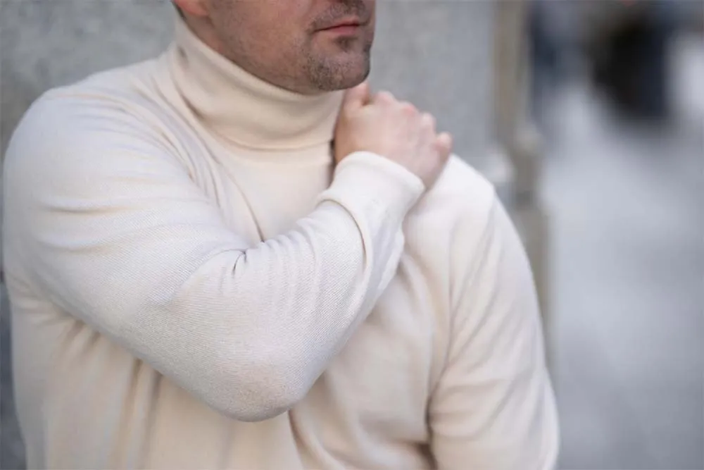 CASHMERE TURTLENECK