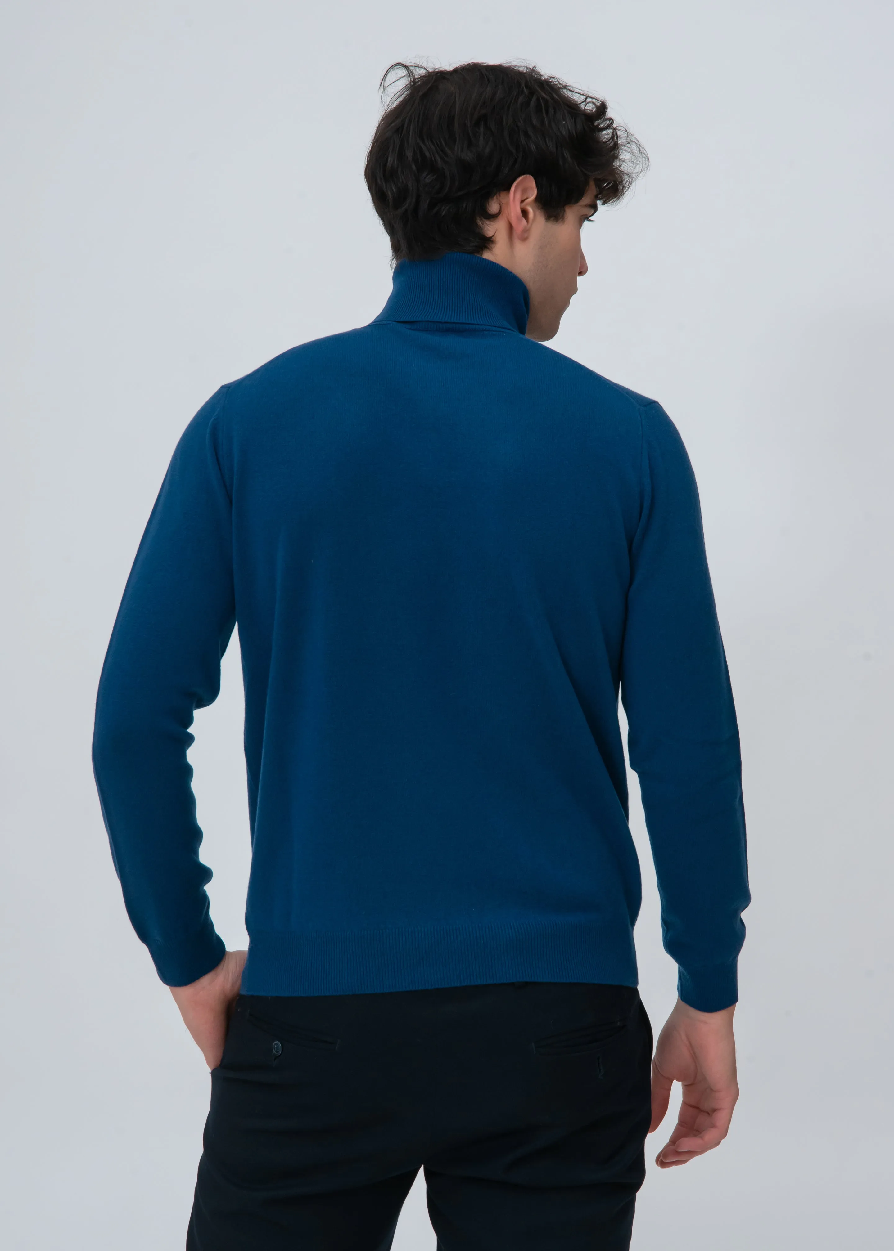 CLASSIC CASHMERE TURTLENECK SWEATER