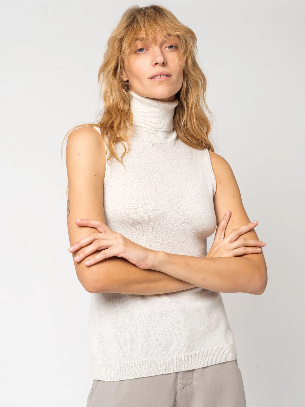 Sleeveless Cashmere Turtleneck Knit