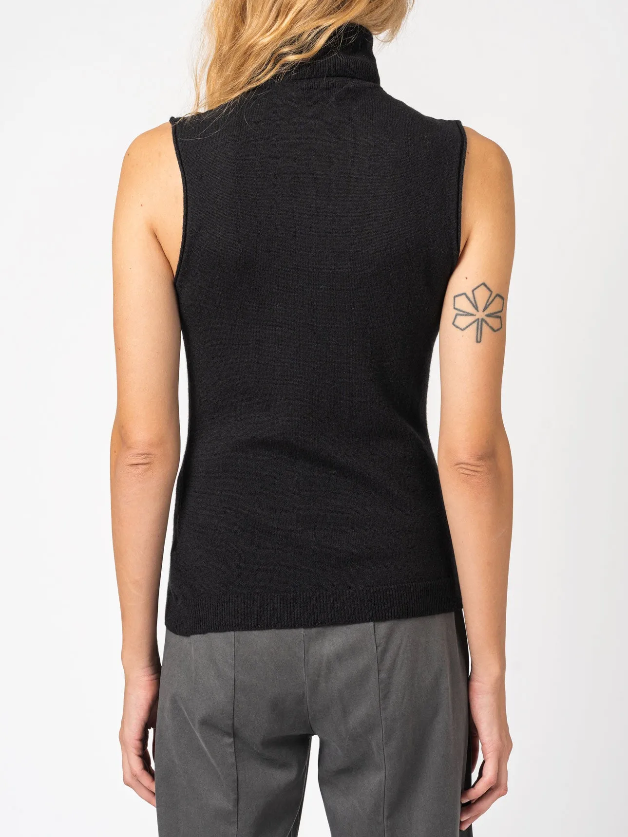 Sleeveless Turtleneck Knit